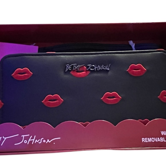Betsey Johnson Black Wristlet with Red Lip Design NWT - Picture 3 of 4